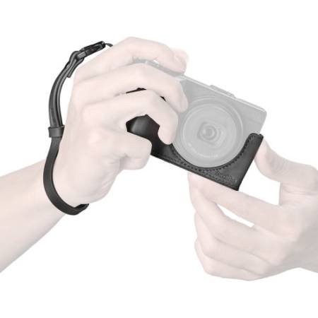 SmallRig 5676 - skórzany zestaw, półfuterał/etui/case z paskiem na nadgarstek do Ricoh GR IV/GR III/GR IIIx/GR III HDF/GR IIIx HDF (czarny) - przykład użycia